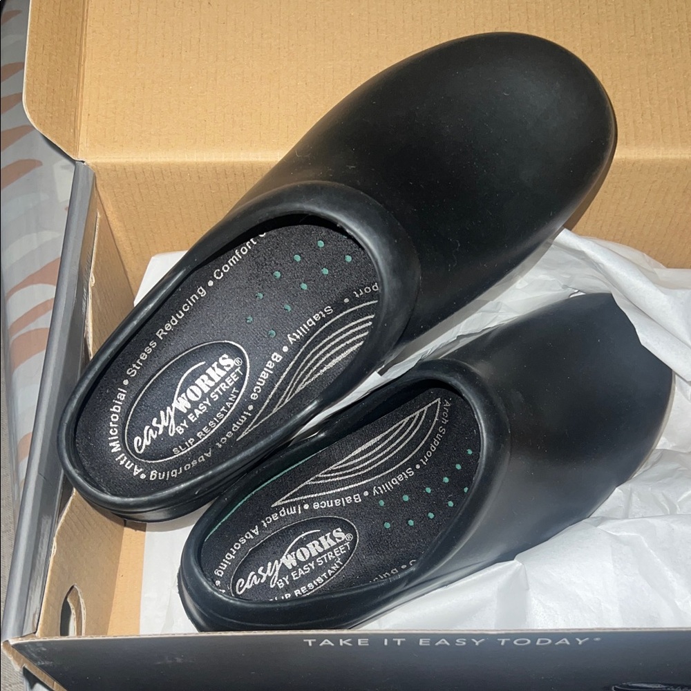 Easy street super comfortable clogs